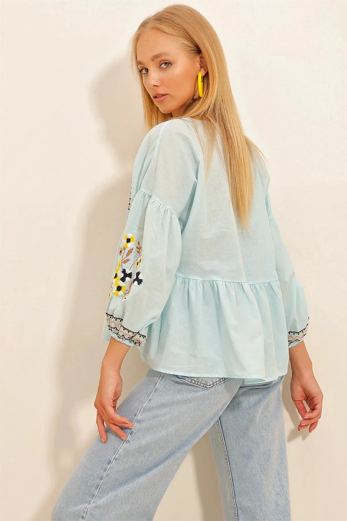 Trend Alaçatı Style Women's Blue V-Neck Balloon Sleeve Embroidered Blouse